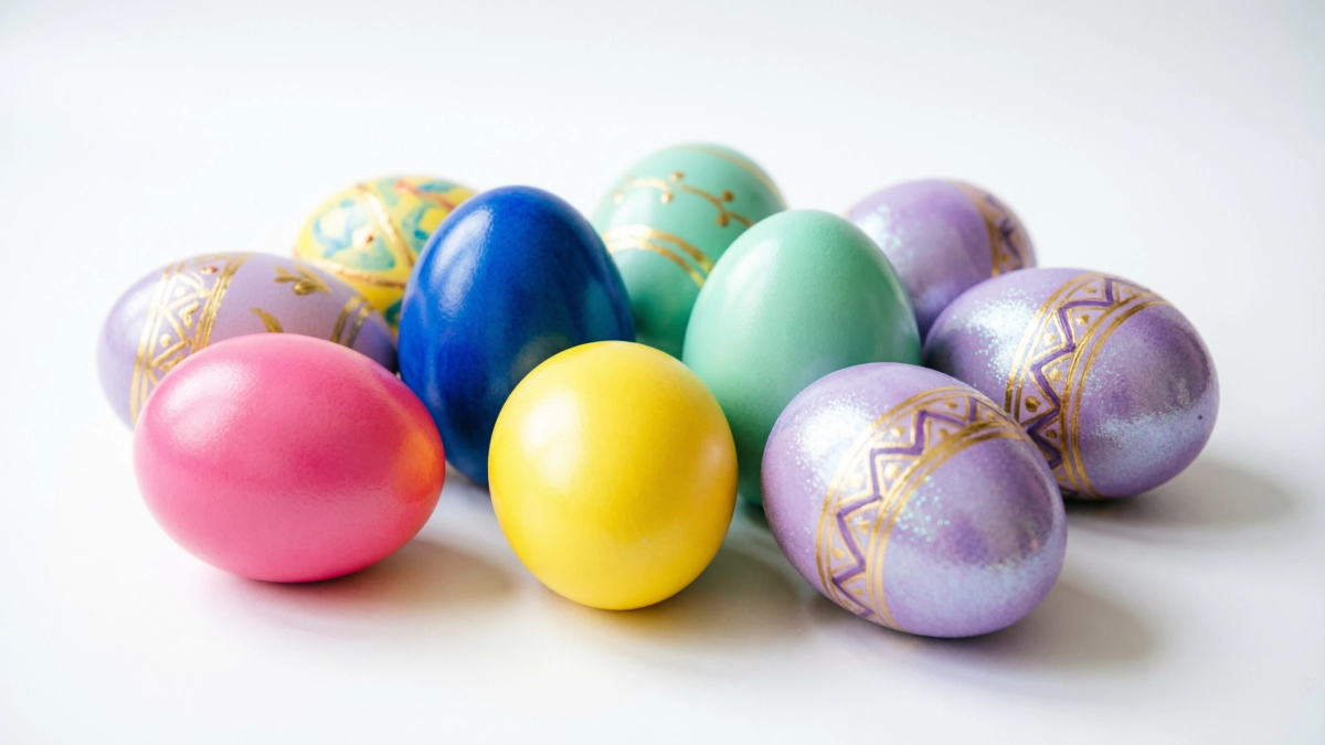 Шелуху от лука в мусорку: вот какие продукты позволят покрасить яйца под мрамор и омбре