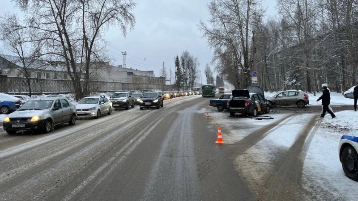 В Коми водитель "ВАЗа" выехал на встречку и спровоцировал ДТП 