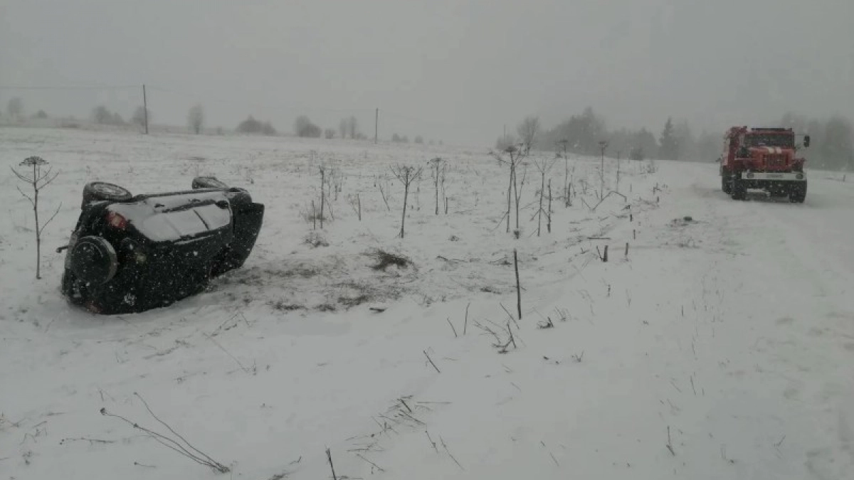 Водитель Chevrolet Niva съехал в кювет и опрокинулся в Коми