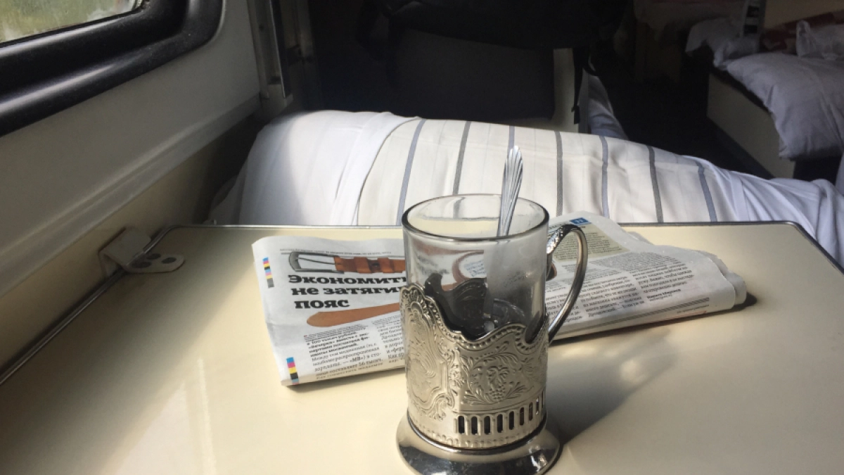 "Поезд еще не отправился, а пассажирка уже легла на нижнюю полку, не пустив меня попить чаю" - что нужно делать в таких ситуациях