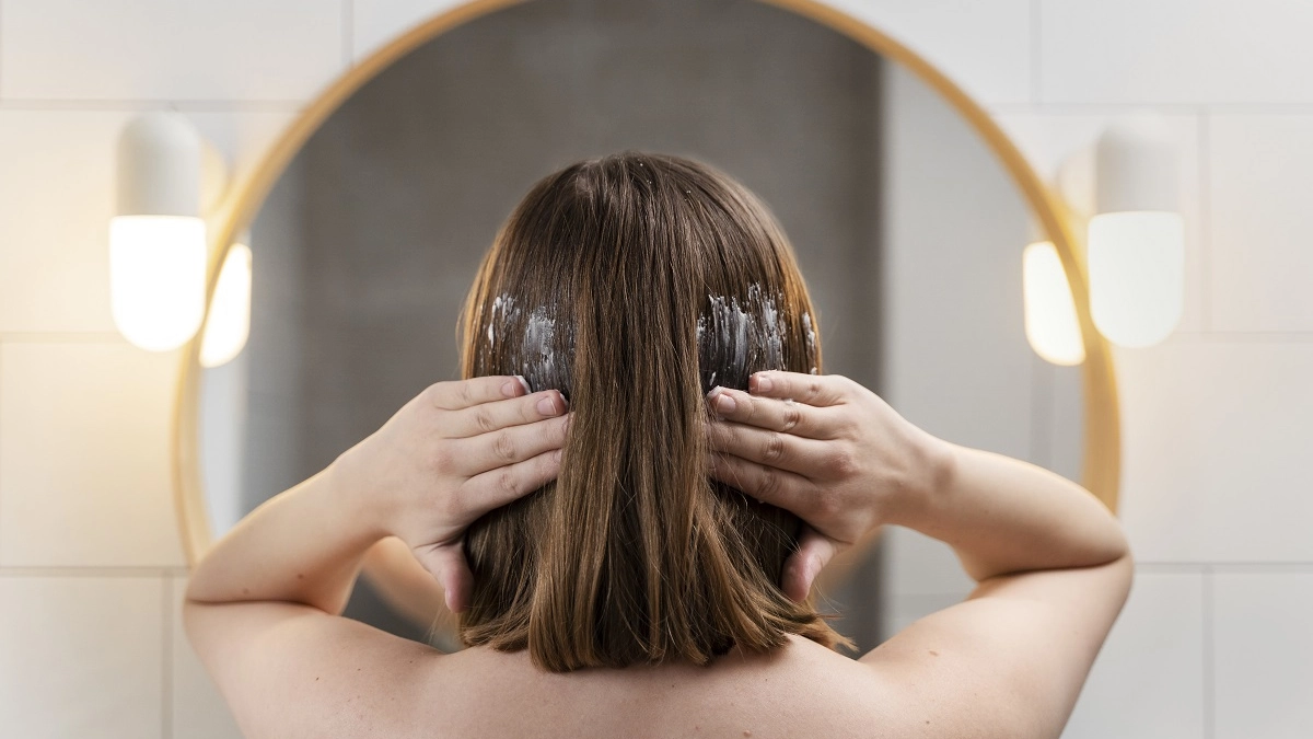 3 простых шага перед каждым мытьем головы - и волосопад прекратился. Шевелюра густая и объемная даже под шапкой