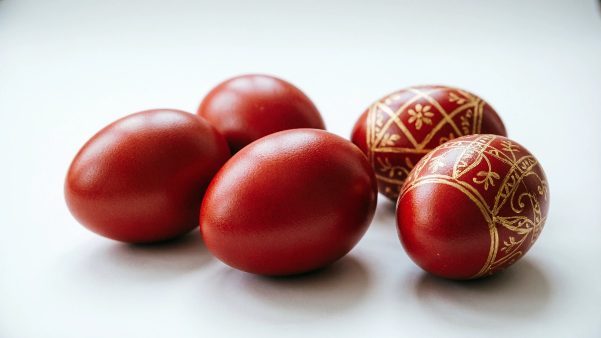 Крашу яйца в «царский» красный без химии: всего 1 настой — и крашенки пышут огнем, и не уходят в бурый