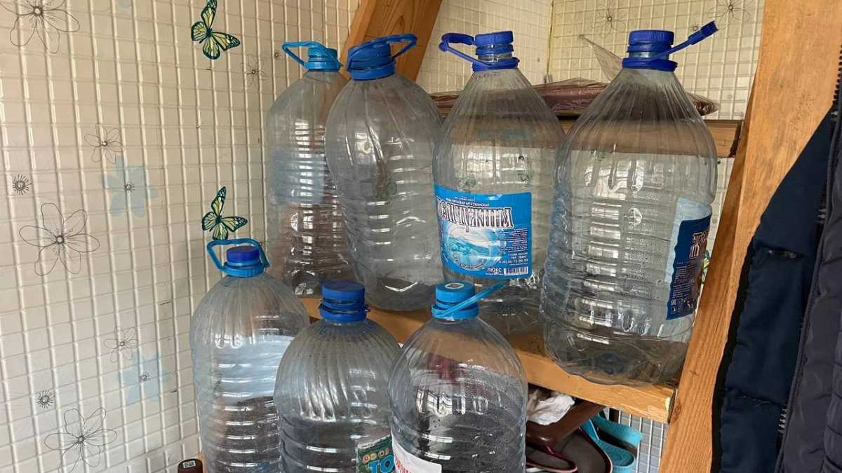 Пластиковые бутылки 5 л не выкидываю — берегу как зеницу ока: вот что из них делаю — порядок в доме теперь обеспечен