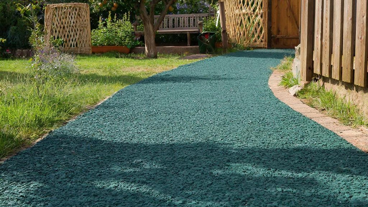 Сделал дорожку на даче, по которой не страшно ходить ни в дождь, ни в гололёд – рассказываю, как