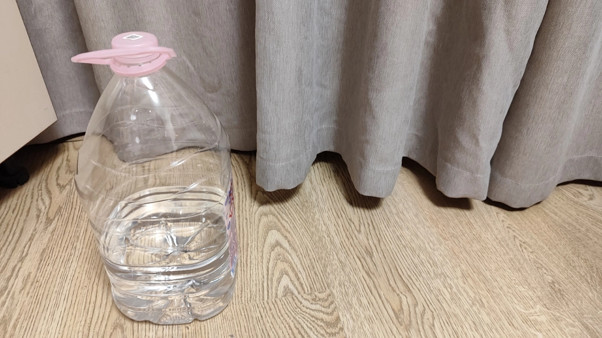 Выбрасывать пластик больше не актуально: новый тренд 2026 — вертикальные грядки из бутылок на балконе