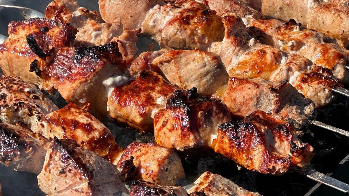 Шашлык без ошибок: в чём замариновать мясо, чтобы не было сухаря - друзья будут в восторге