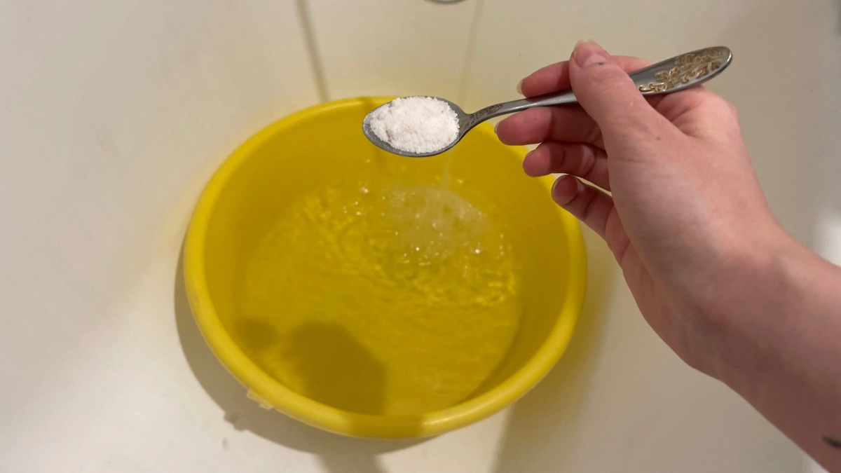 Соль в апреле скупаю разом по 10 пачек — и радуюсь своей находчивости: вот как применяю в быту