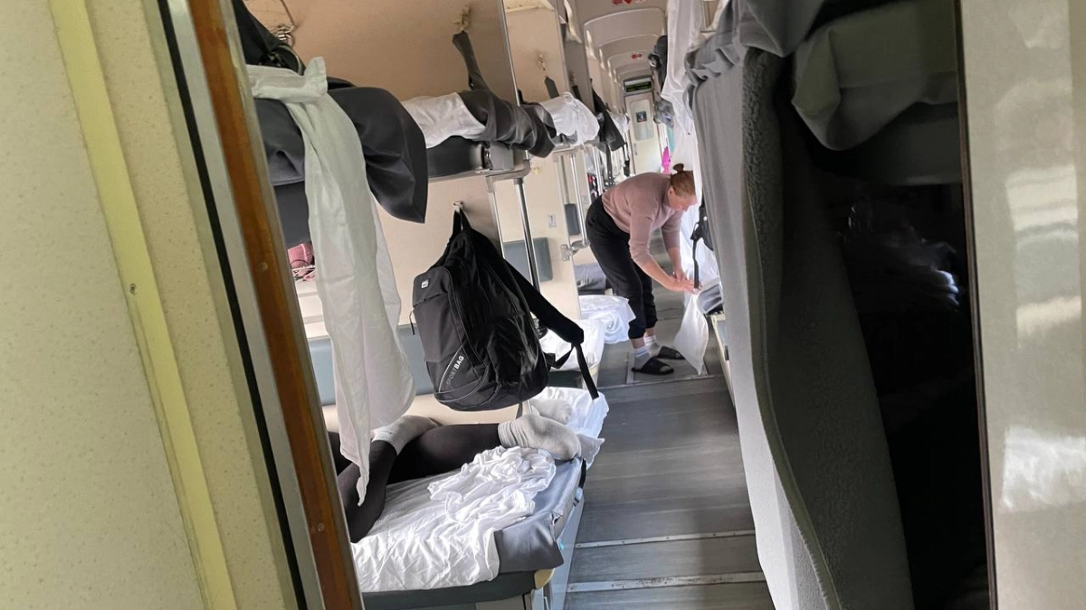 «В 7 утра с верхней полки слезла попутчица и стала будить меня, чтобы я уступил ей место» - на чьей стороне закон