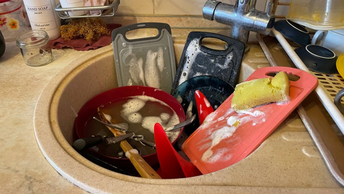 Fairy теперь в пролёте: соседка научила делать гель для мытья посуды за копейки — без химии. Посуда скрипит от чистоты