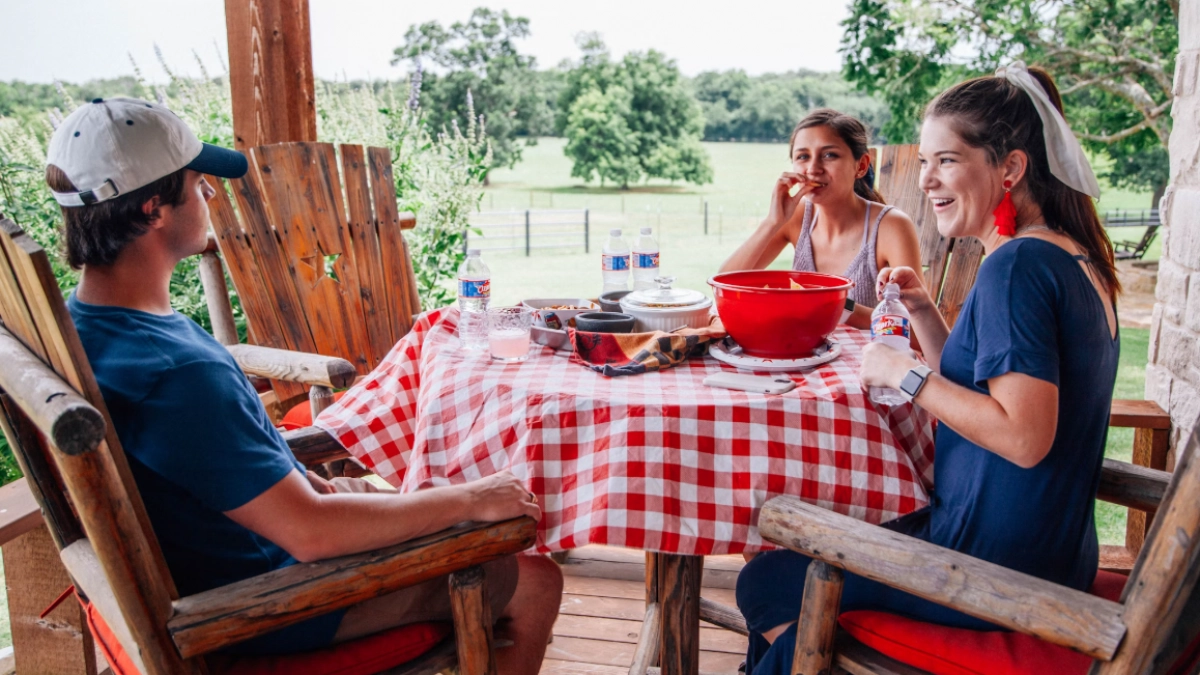 Аренда дешевле месячной квартиры, а продукты — ниже городских: вот куда поехать за бюджетным отдыхом