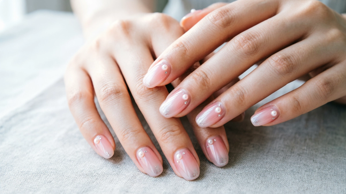 Белый френч уже не в моде: 7 трендов цветного маникюра 2026 — от неона до геометрии