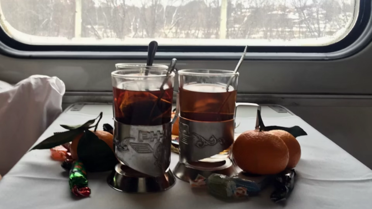 Уступил нижнюю полку неприятной женщине, а потом отправил ее обратно наверх, когда она не пустила меня к столу