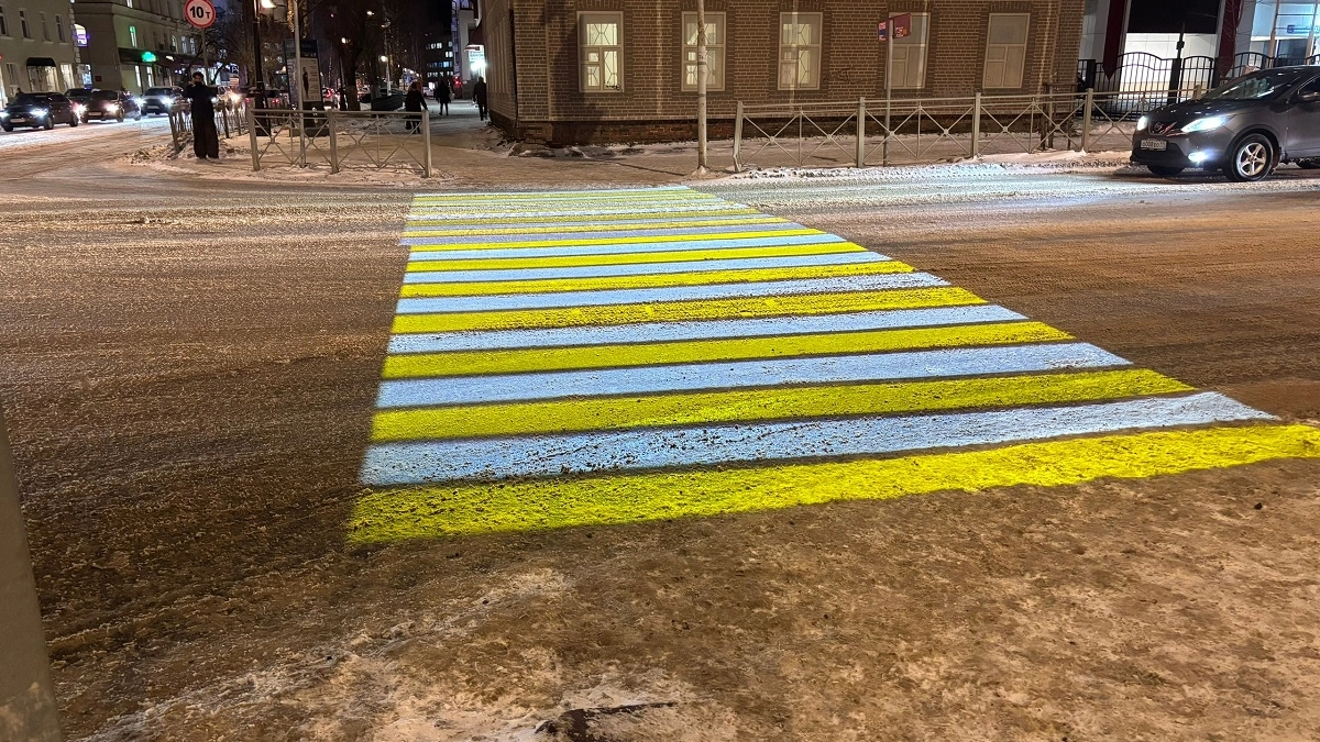 Шаг на «зебру» теперь недостаточно: Верховный суд объяснил, когда водитель обязан остановится перед пешеходным переходом