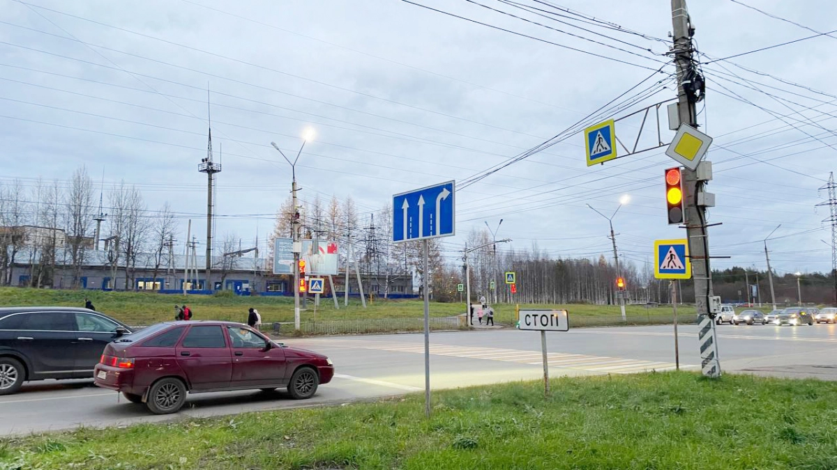 Стрелка направо горит зелёным, а мне нужно прямо: что делать в такой ситуации и как избежать штрафа