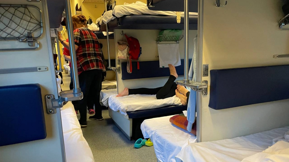 "Делают вид, что заняты": парень из плацкарта отказался помочь женщине поднять чемодан - что произошло дальше