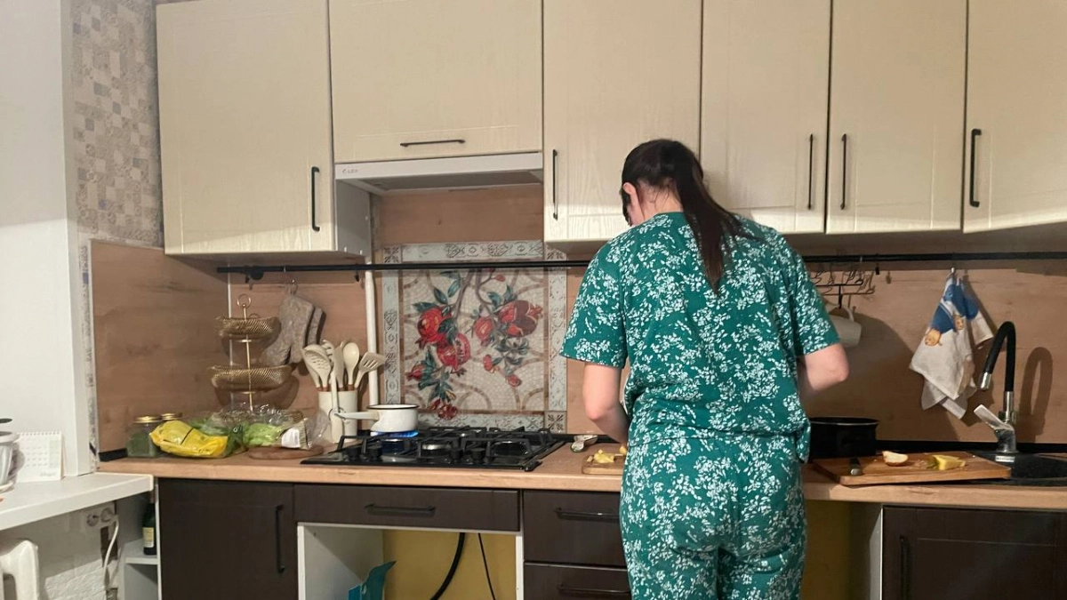 Как отмыть кухонные фасады за 15 минут: 3 неожиданных способа - работают лучше дорогой химии