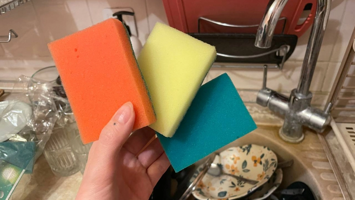 Вот почему губки для мытья посуды разного цвета. Узнала лишь в 50 лет - уверена, что 99% хозяек об этом тоже не знали