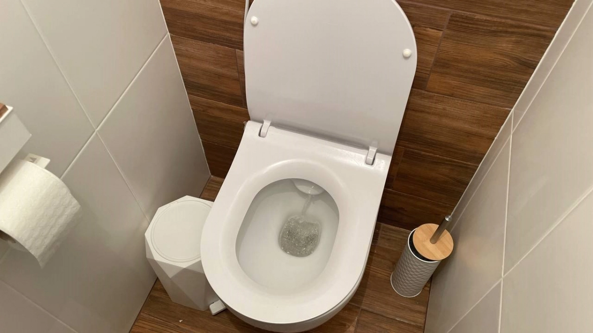 Бабушкин метод, который никогда не подводит: как быстро и легко избавиться от жёлтых полос в унитазе