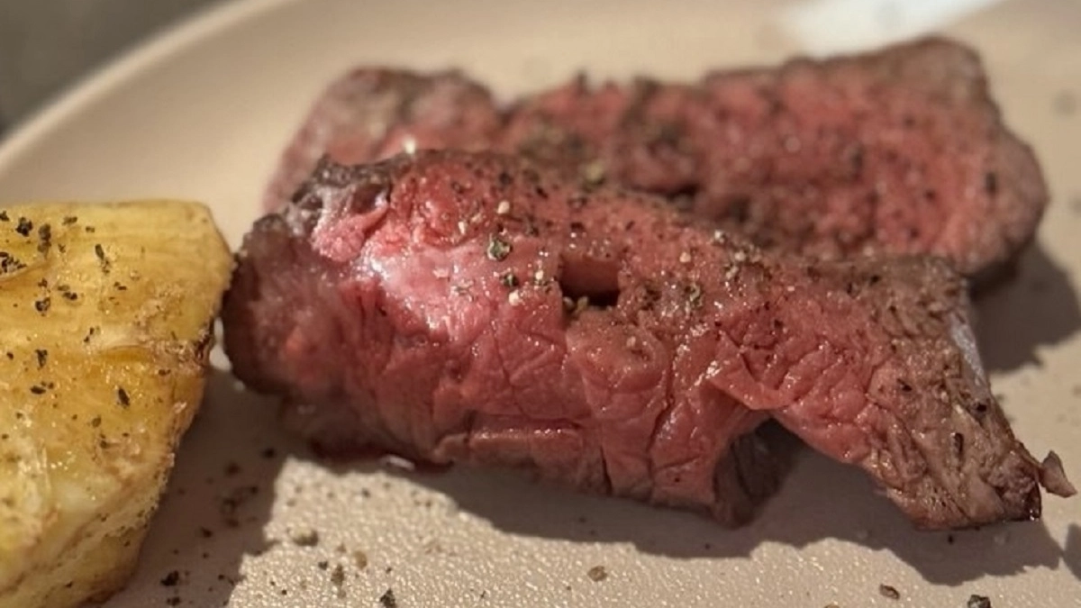 Почему мясо всегда получается сухим и резиновым: одна ошибка, которая портит все