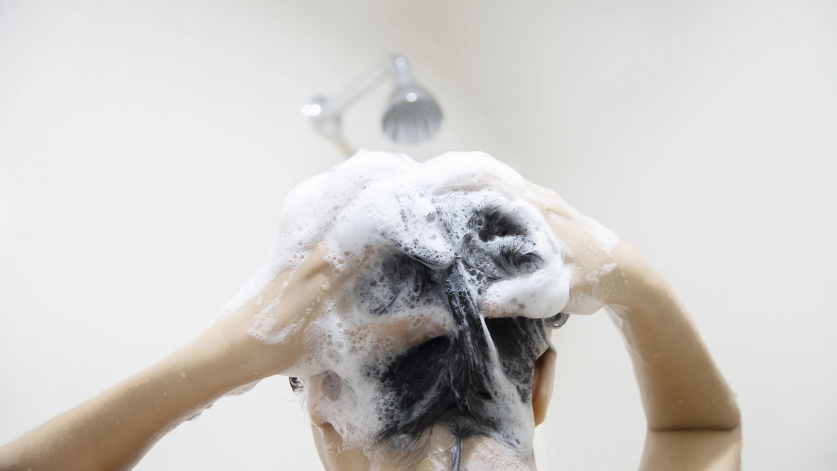 Добавьте в шампунь всего 6 капель и волосы будут чистыми до 5 дней – апрельская хитрость