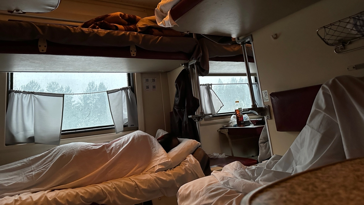 «Вернулся в вагон после стоянки, а на моем месте лежит соседка сверху» — история из плацкарта и что делать, чтобы не стать жертвой
