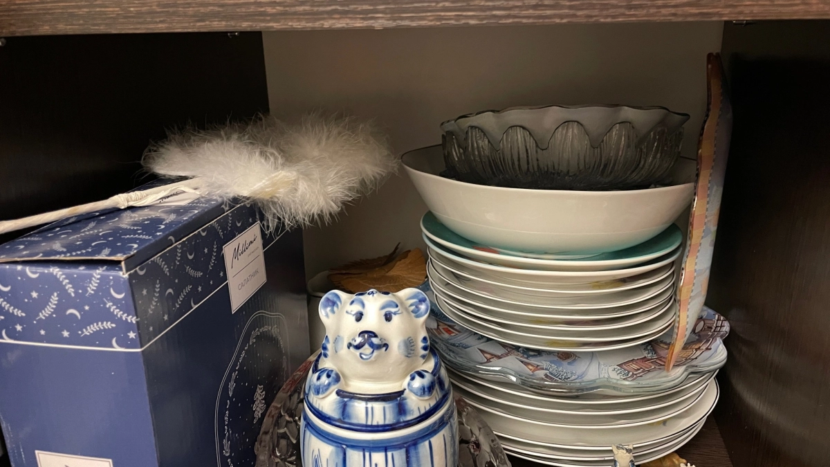 Стопки из тарелок на полках больше не в моде: дизайнеры придумали более стильное решение - удобнее и безопаснее