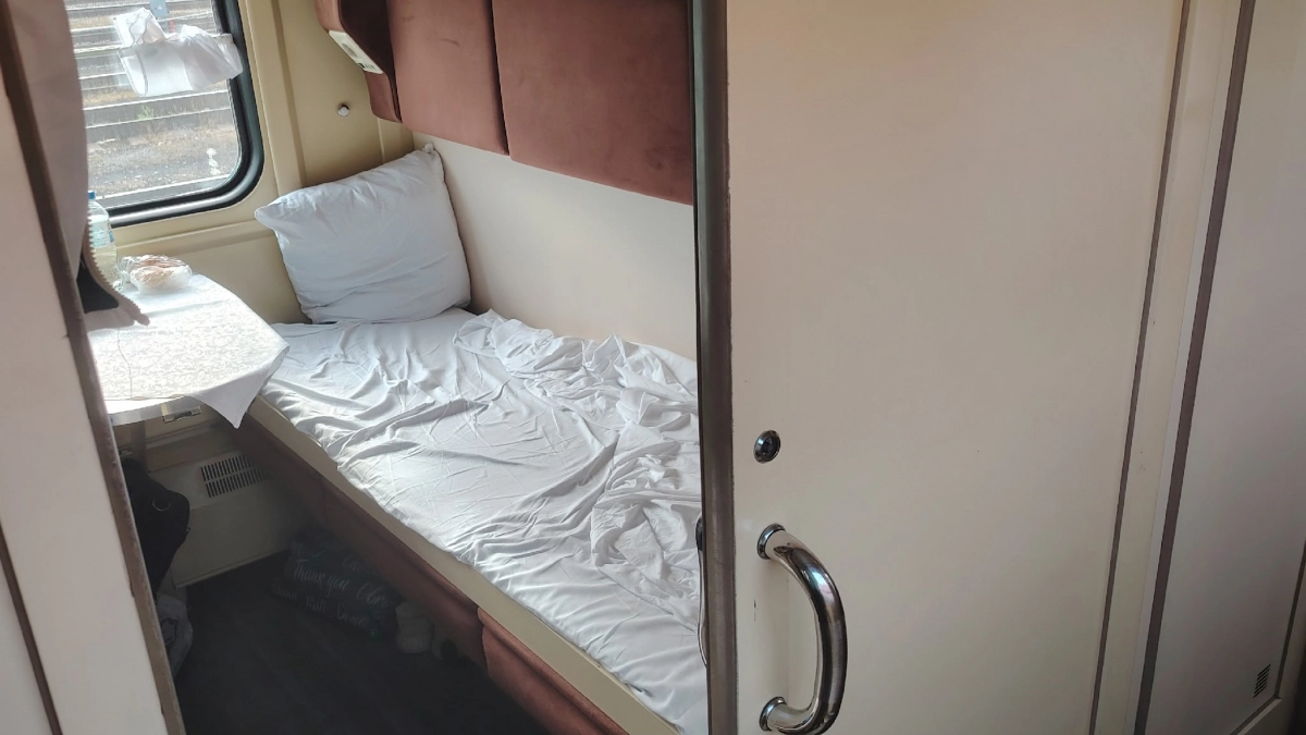 Захожу в поезд в 3 ночи, а на моей полке уже храпит чужая бабушка: честная история, которая довела до слёз пассажиров