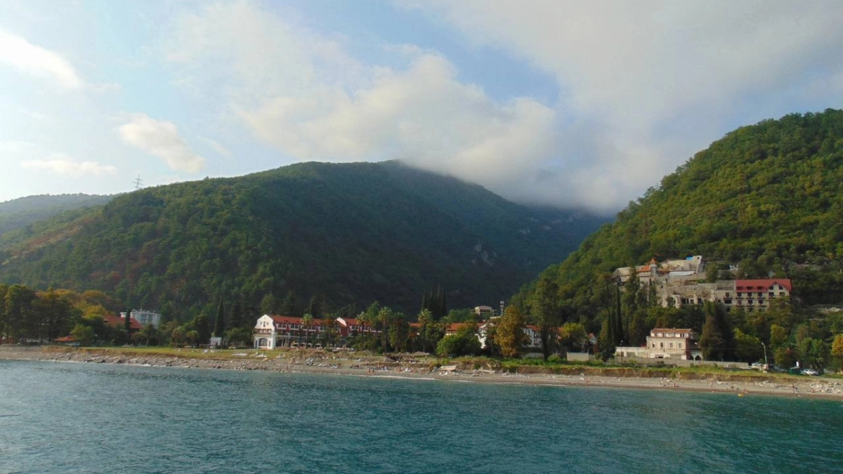 «Колбаса за 4 тыщи, хаос на дорогах, но природа — бомба»: честный рассказ об отпуске русских туристов в Абхазии