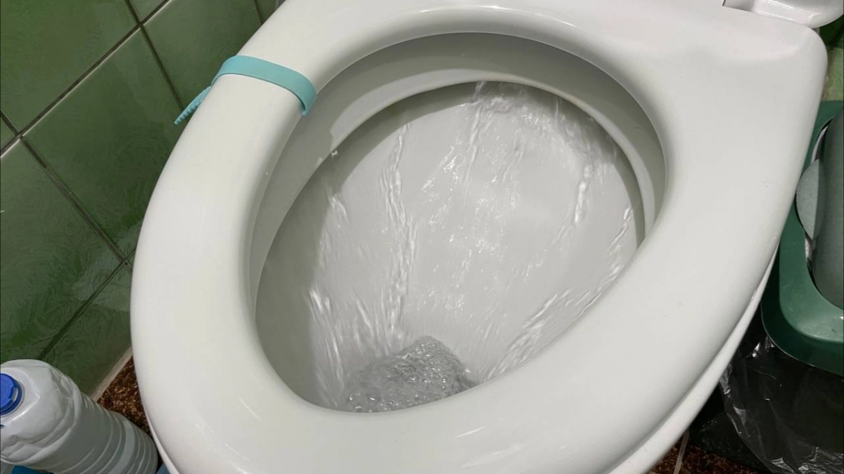 Полстакана в унитаз - он сверкает как новенький. Вот как опытные хозяйки отмывают старую сантехнику