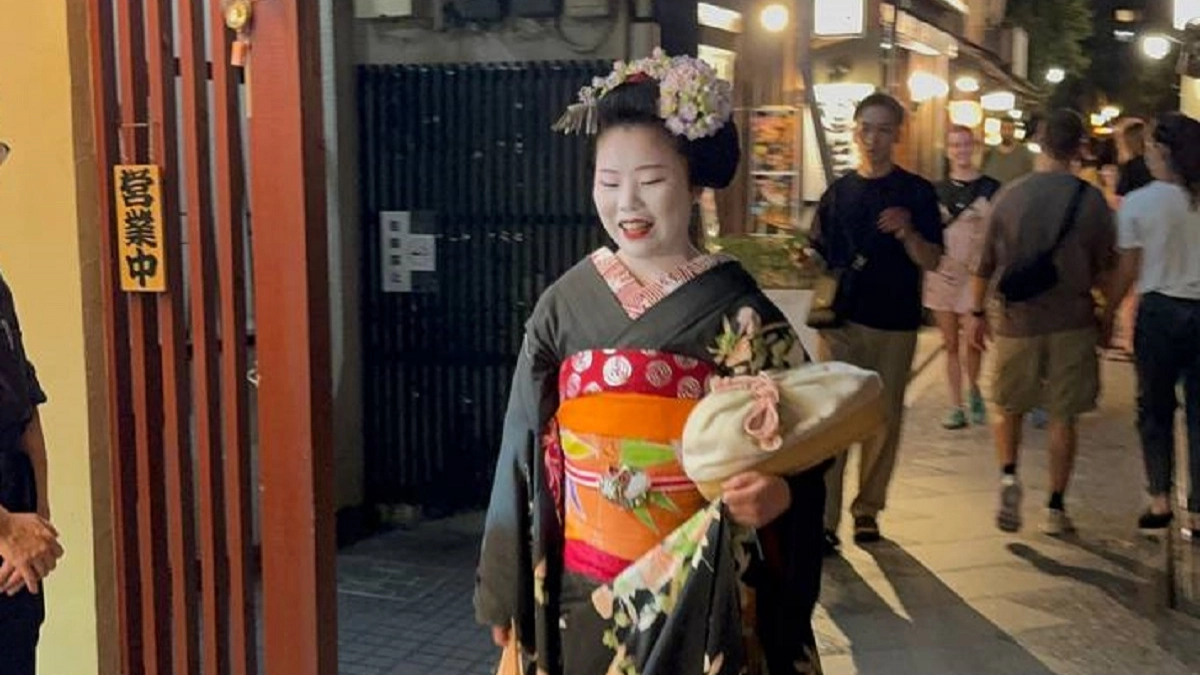 Японки по утрам умываются водой с солью - вот как сохраняют кожу молодой: простой трюк, который доступен каждому