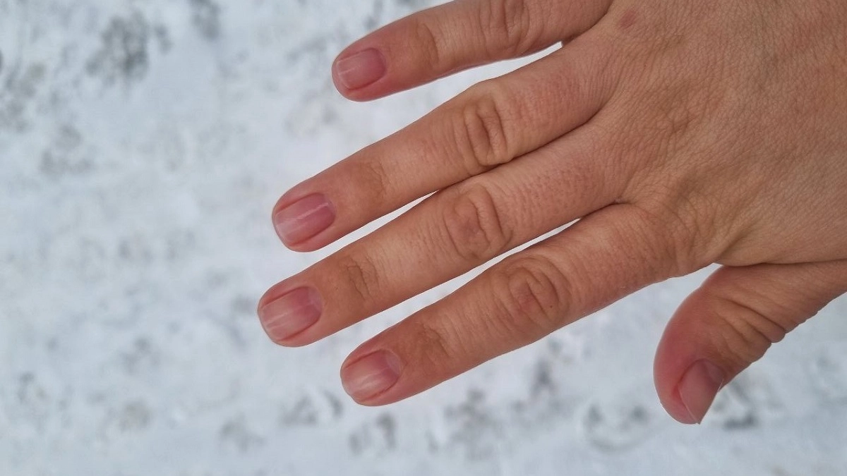 Без щипчиков, ножниц и ремувера: как сделать маникюр дома и избавиться от грубой кутикулы и заусенцев 
