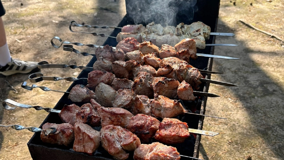 Почему магазинный шашлык всегда сочный: разбираем технологию маринования