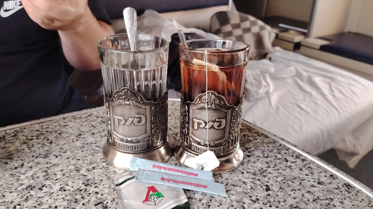 Всем, кто купил билет на нижнюю полку в поезде, нужно знать этот секрет приятной поездки в поезде и на своем месте