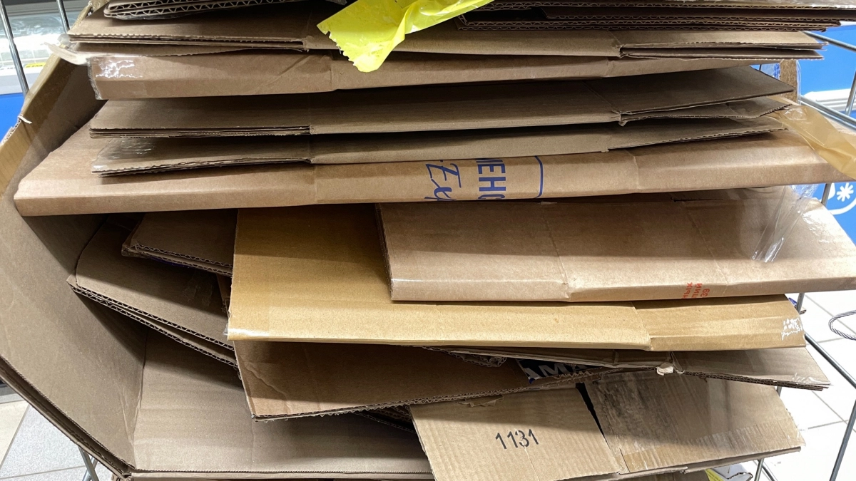 Картон в апреле тащу с магазинов пачками — и радуюсь своей находчивости: трюк, который удивит даже бывалых дачников