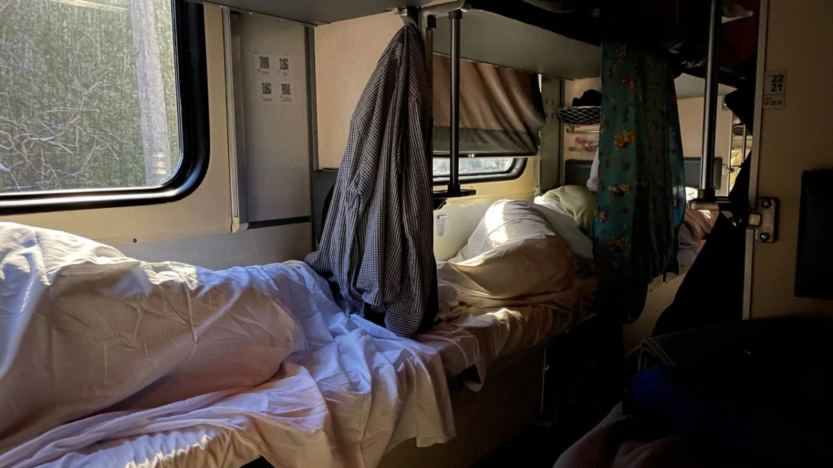 «Выключайте свет, мне мешает» — мужик осадил девушку, но неожиданно за неё вступилось всё купе