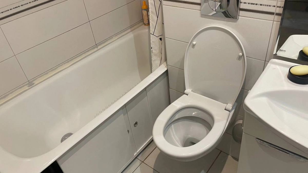 Бросаю 3 ложки в унитаз — и через 10 минут забываю про налет и мочевой камень: кристальная чистота без химии