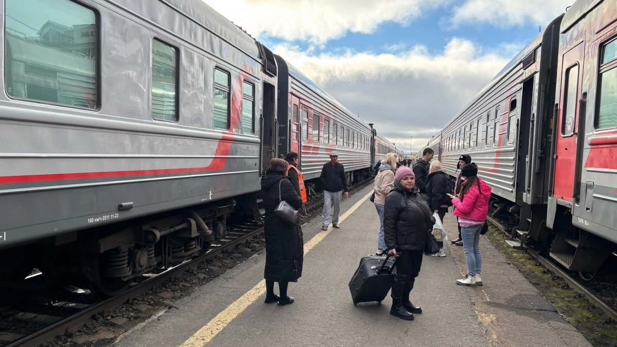 «Я здесь уже три дня еду»: вошел в купе, а место занято пенсионеркой - чем закончилась битва за полку