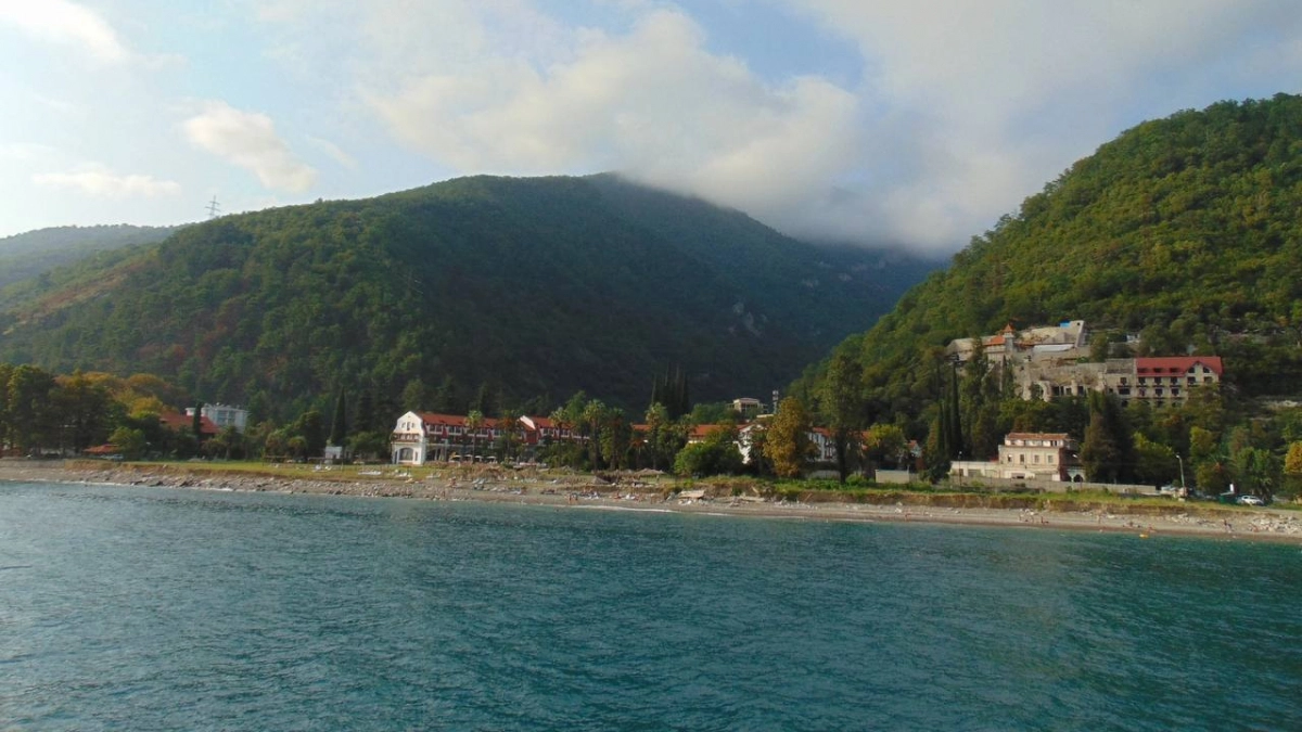 «После такого даже не смотрим в сторону Абхазии»: честный отзыв туристов об отдыхе на популярном курорте