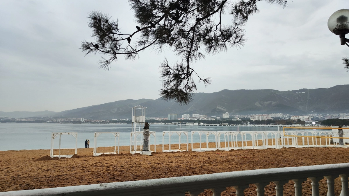 Куча комаров, а море у чёрта на куличиках: туристы поделились честным отзывом о российском курорте