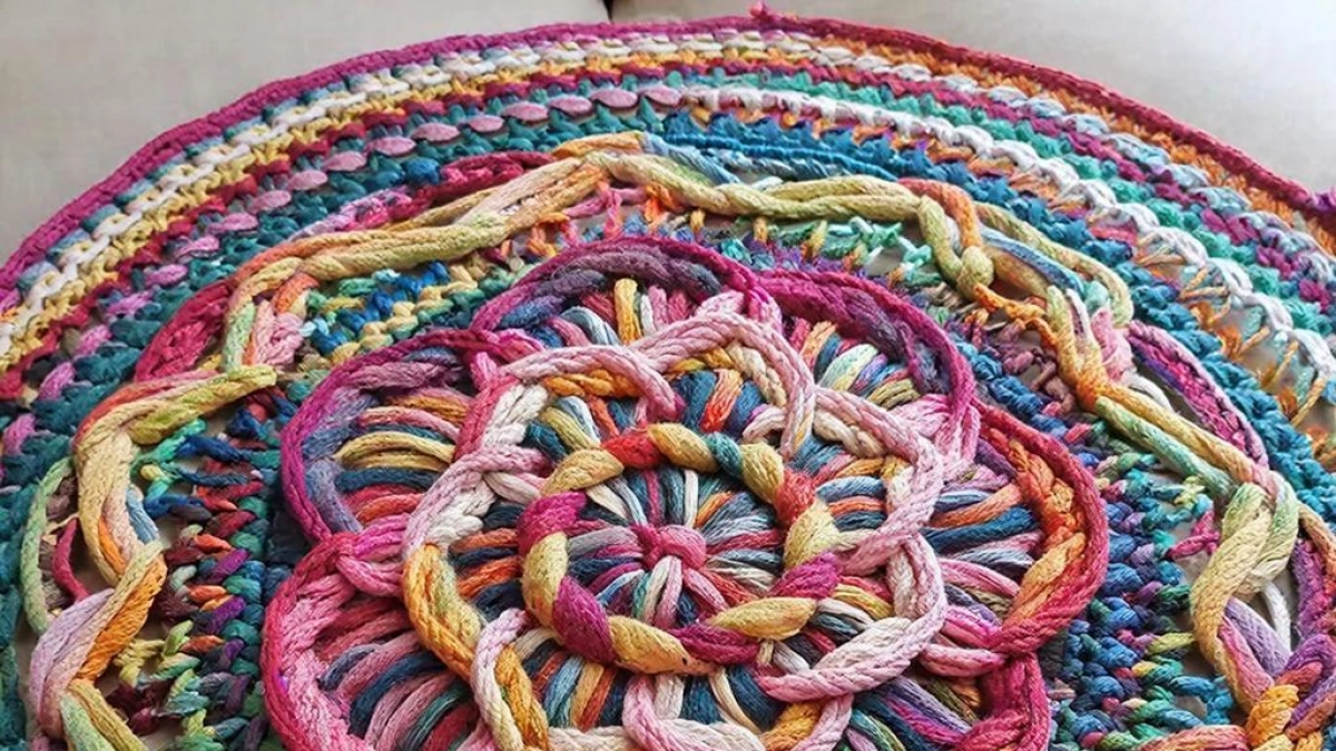 Старые вещи и веревки не выбрасываю — плету из них коврики: простейшая техника, с которой справится каждый