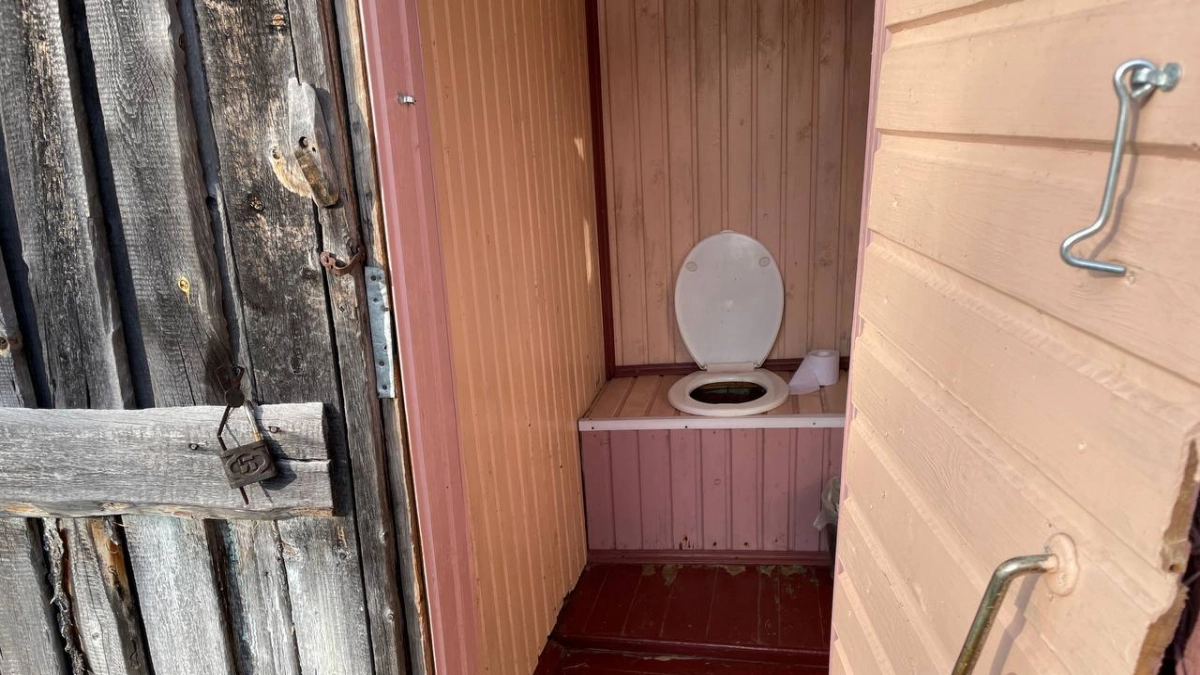 Забудьте про откачку и химию: 2 необычных способа очистить уличный туалет от бывалых дачников