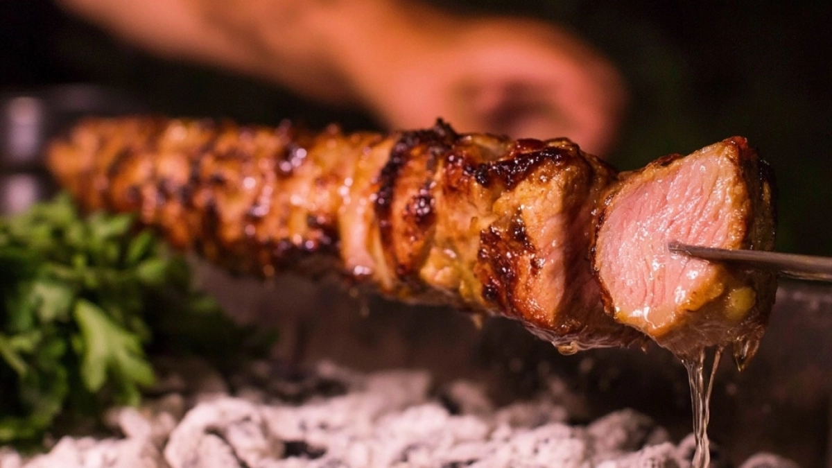 Шашлычник с 40-летним стажем объяснил, почему вы готовили шашлык невкусно — запомните 3 ошибки