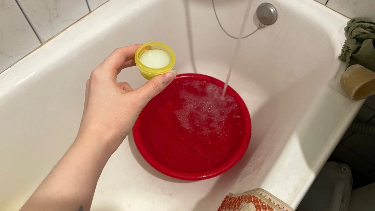 Кондиционер для белья в апреле закупаю по 10 бутылок - и радуюсь своей смекалке: вот как применяю в быту