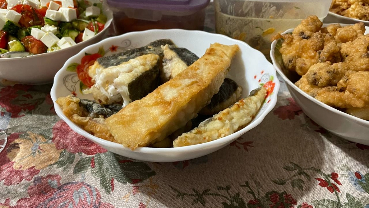 Готовлю минтай теперь только так: кидаю на сковороду и заливаю сметаной — сочнейший ужин за полчаса