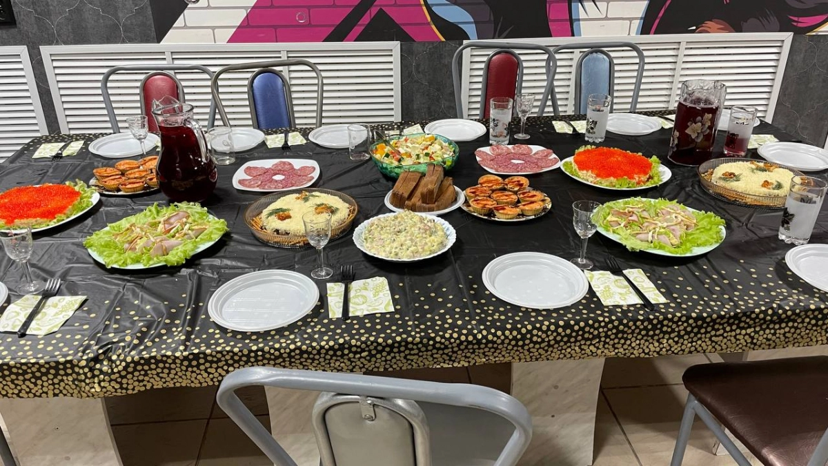 Обеденные столы на кухне выходят из моды: 4 новых формата, чем их заменяют в Европе - и уже начинают делать у нас