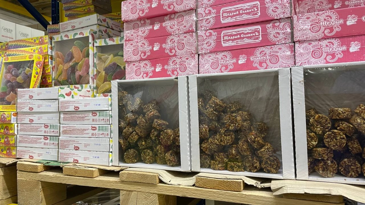 Брать или не брать: стоит ли покупать недорогие сладости в "Светофоре" - и надо ли бояться "пальмы" в составе