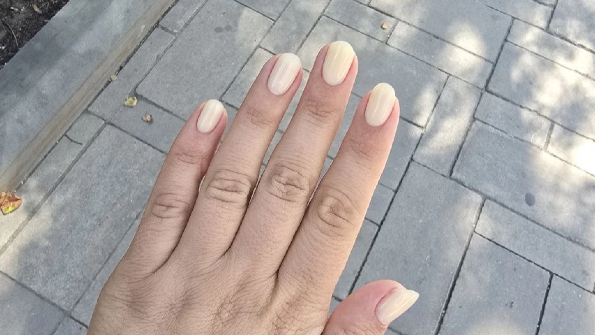 Маникюр после 50: какие цвета лака реально омолаживают руки весной 2026 