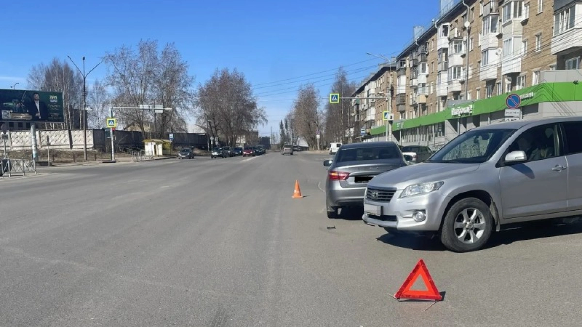 Неудачный маневр у вокзала: в Коми молодая пассажирка пострадала в ДТП