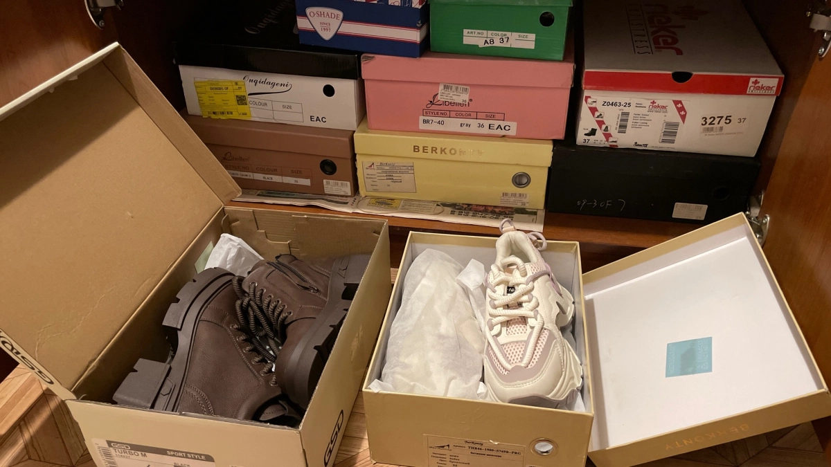 Хранить обувь в коробках - прошлый век: 5 современных альтернатив для компактного и аккуратного хранения без лишних трат 