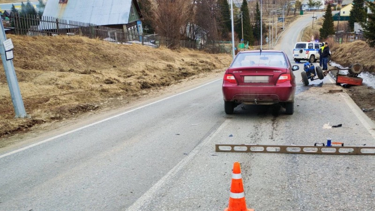 В Коми пенсионер на "Дэу Нексии" врезался в мотоблок